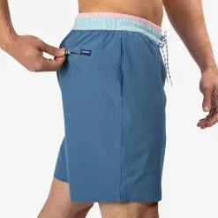 Men's Chubbies 7" Gravel Roads Swim Trunk -Chubbies Store CHUBBIES MENS M 7 GRAVEL ROADS TRUNK 134222 00 DUSTYBLU DUSTY BLUE SIDE 81629.1678801154
